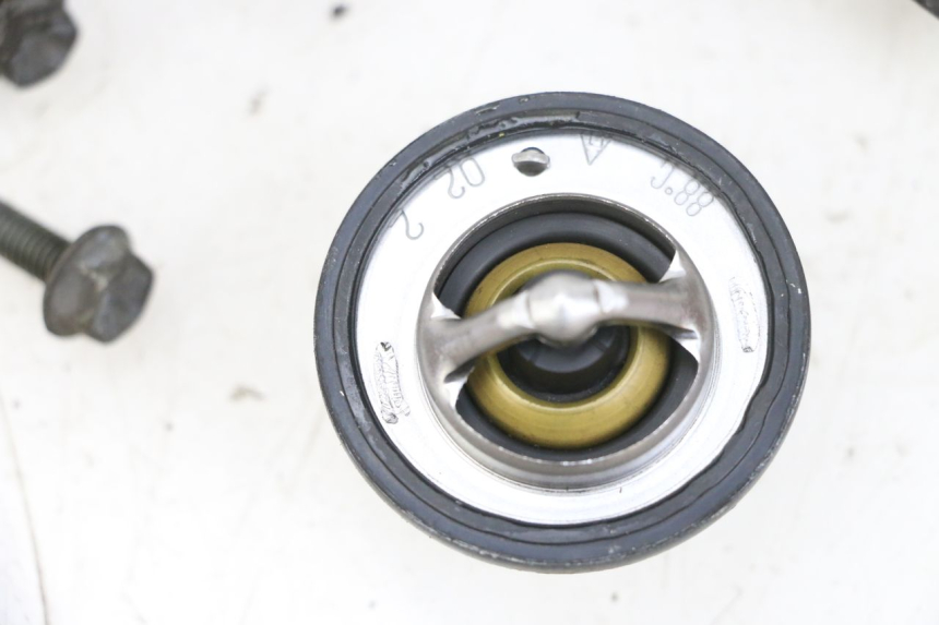 photo de THERMOSTAT SUZUKI DL V STROM 1000 (2002 - 2007) - Vue d’ensemble