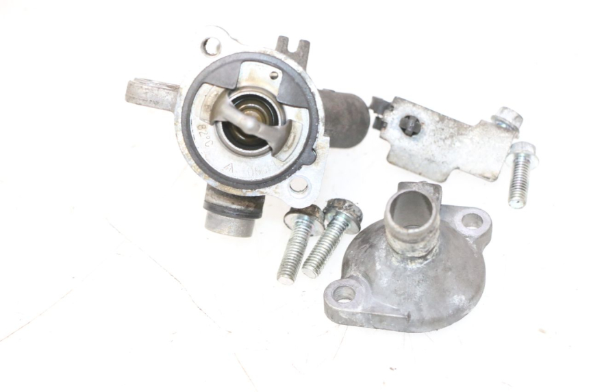 photo de THERMOSTAT HONDA FES PANTHEON 125 (2003 - 2007) - Gros plan technique