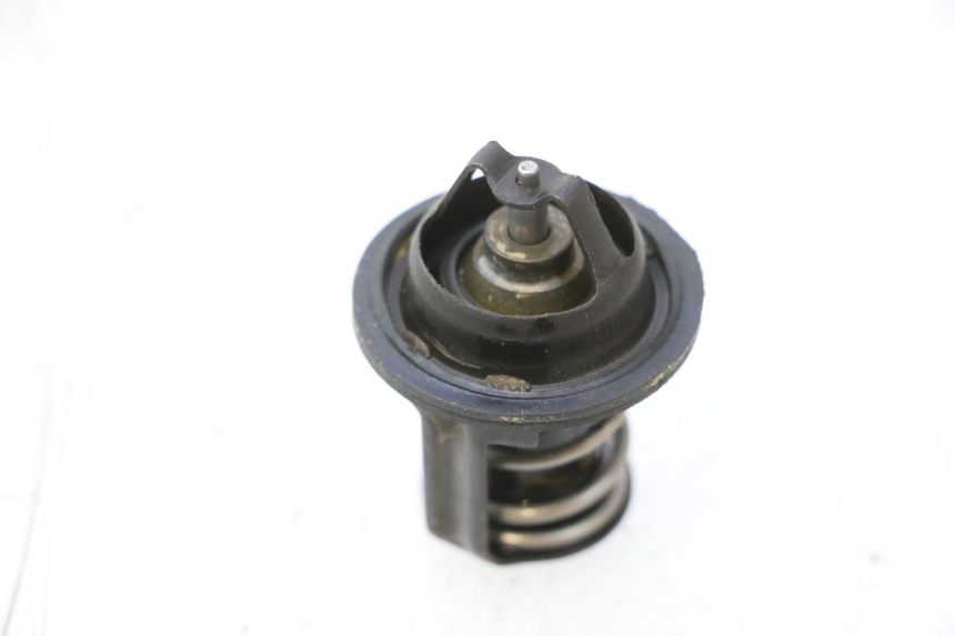 photo de THERMOSTAT PEUGEOT SATELIS 125 (2006 - 2009) - Autre angle de vue