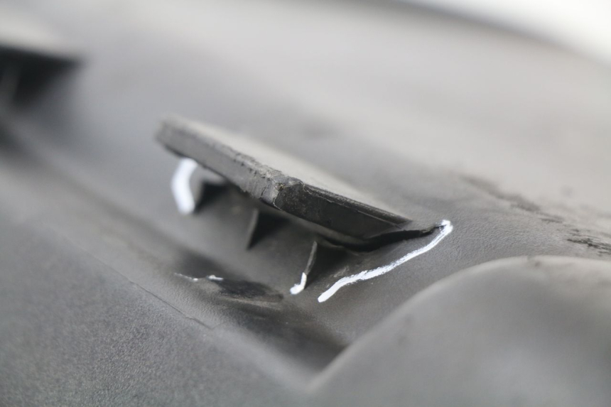 photo de TOP CASE HONDA FES PANTHEON 125 (2003 - 2007) - Gros plan technique