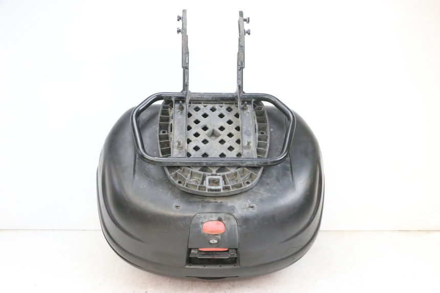 photo de TOP CASE PEUGEOT KISBEE 4T 50 (2010 - 2017) - Gros plan technique