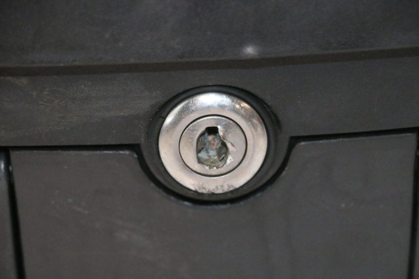 photo de TOP CASE PEUGEOT KISBEE 4T 50 (2023 - 2026) - Angle alternatif