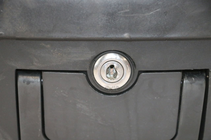 photo de TOP CASE PEUGEOT KISBEE 4T 50 (2023 - 2026) - Zoom qualité