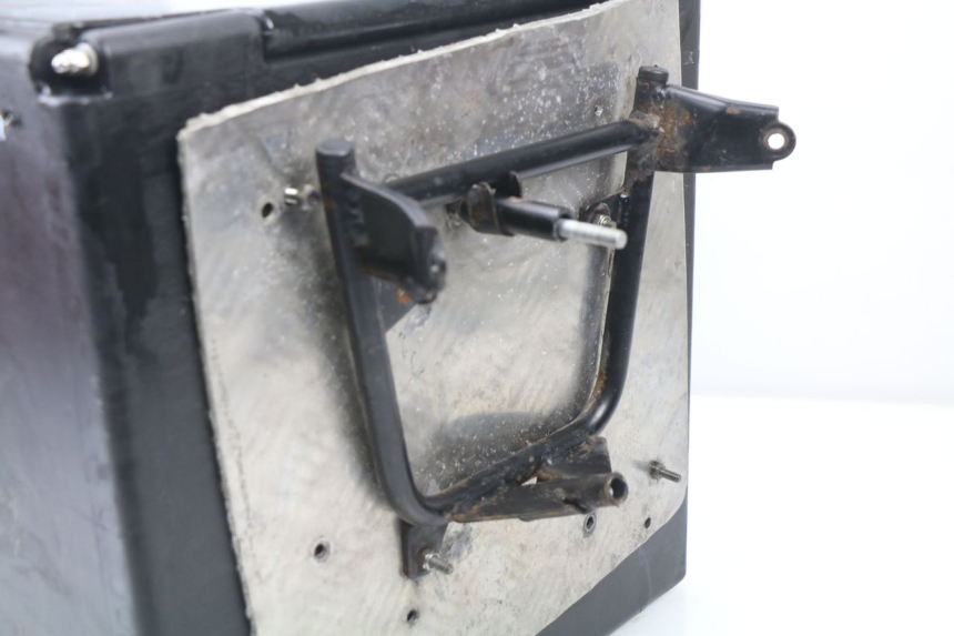 photo de TOP CASE PIAGGIO LIBERTY 4T 50 (2009 - 2015) - Détail de la pièce