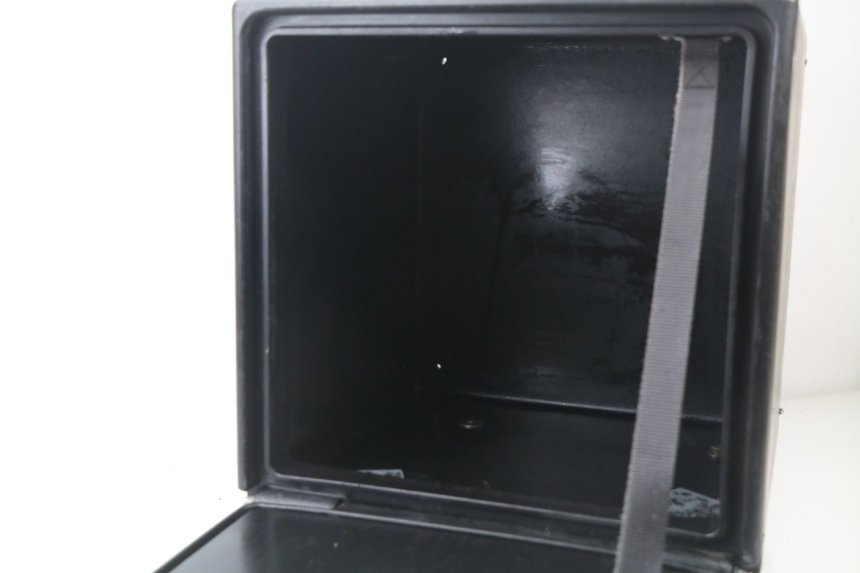 photo de TOP CASE PIAGGIO LIBERTY 4T 50 (2009 - 2015) - Gros plan technique