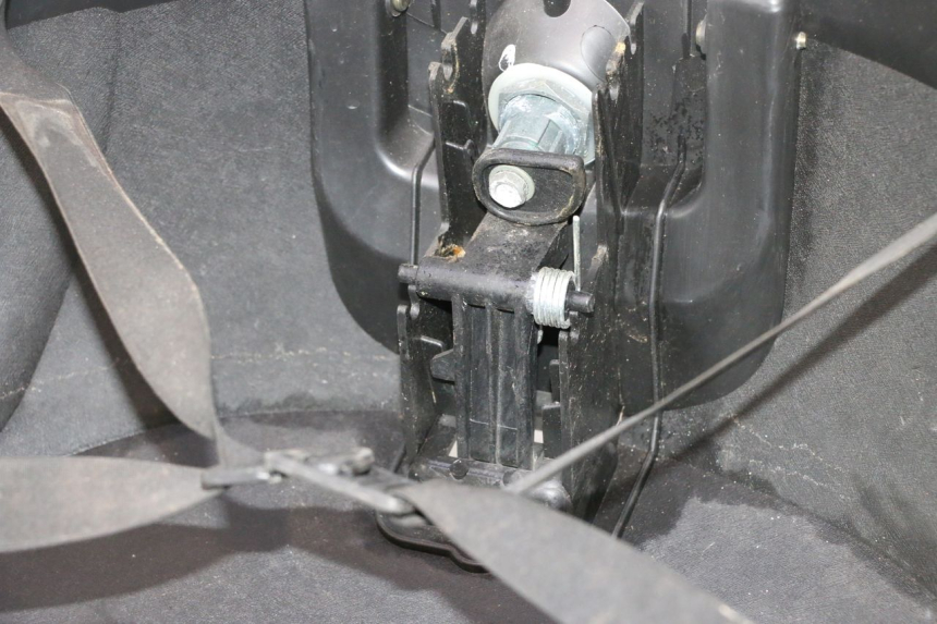 photo de TOP CASE PIAGGIO MP3 LT 400 (2007 - 2012) - Zoom composants
