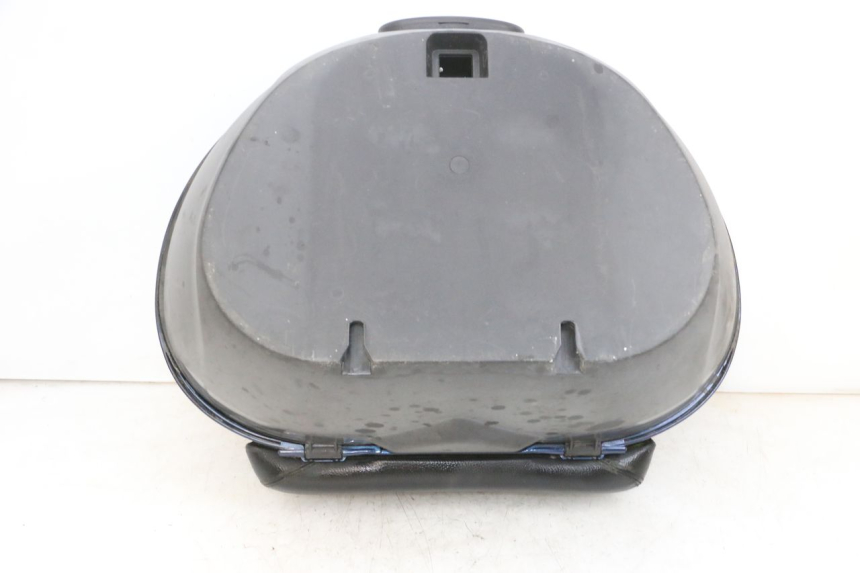 photo de TOP CASE PIAGGIO MP3 RL 250 (2006 - 2010) - Gros plan technique