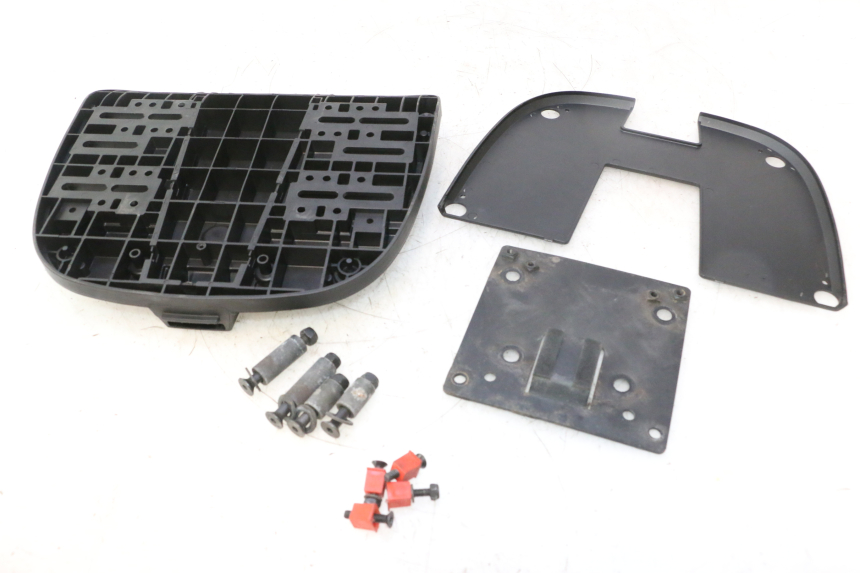 photo de TOP CASE PIAGGIO MP3 500 (2016 - 2018) - Détail de la pièce