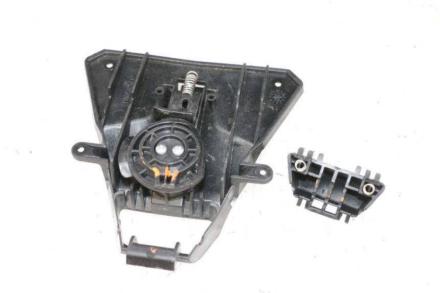 photo de TOP CASE YAMAHA NEO'S CORE 1 (2022 - 2026) - Points de fixation