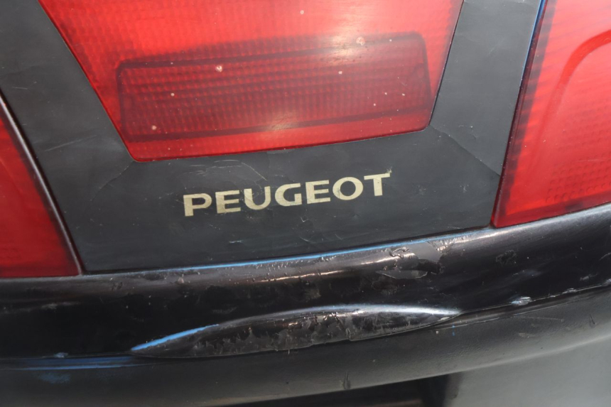 photo de TOP CASE PEUGEOT SATELIS 125 (2006 - 2009) - Points de fixation