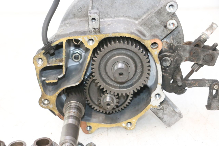 photo de TRANSMISSION ROUE  HONDA FES PANTHEON 2T 125 (1998 - 2002) - Autre angle de vue