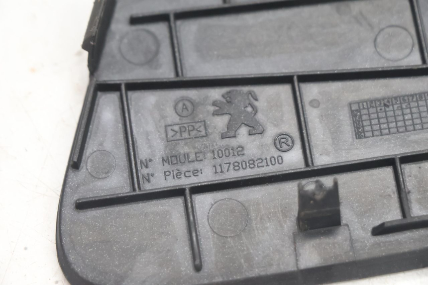 photo de TRAPPE DE VISITE DROITE PEUGEOT SATELIS 125 (2013 - 2018) - Gros plan technique