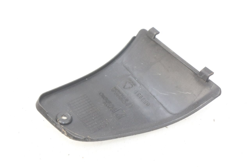 photo de TRAPPE DE VISITE DROITE PIAGGIO X7 125 (2007 - 2013) - Détail de la pièce