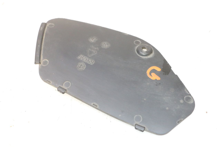 photo de  TRAPPE DE VISITE GAUCHE PIAGGIO MP3 RL 250 (2006 - 2010) - Détail de la pièce