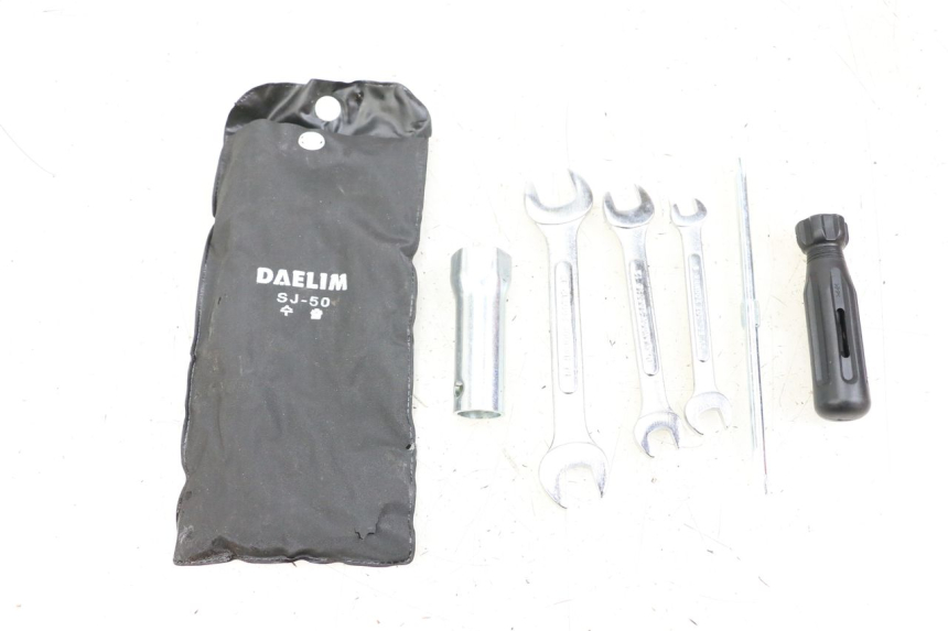 photo de TROUSSE A OUTILS DAELIM A-FOUR 2T 50 (2005 - 2012)