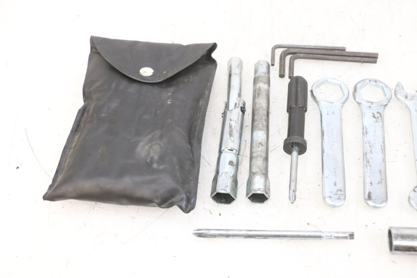photo de TROUSSE A OUTILS SUZUKI DL V STROM 1000 (2002 - 2007) - Gros plan technique