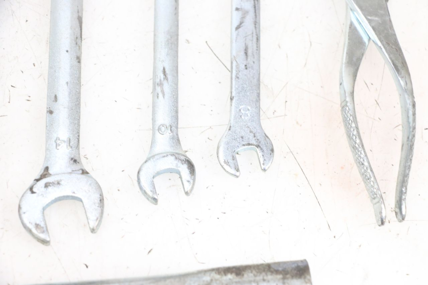 photo de TROUSSE A OUTILS SUZUKI DL V STROM 1000 (2002 - 2007) - Points de fixation