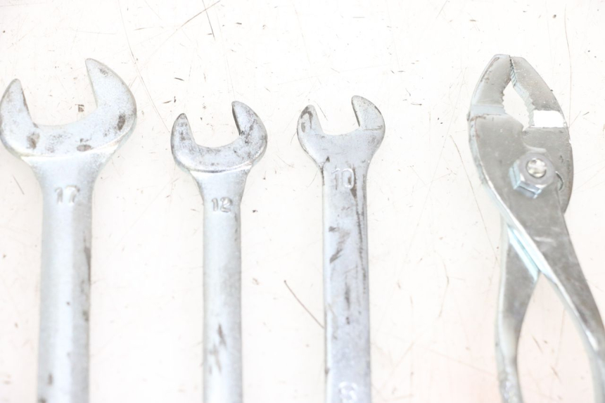 photo de TROUSSE A OUTILS SUZUKI DL V STROM 1000 (2002 - 2007) - État de surface