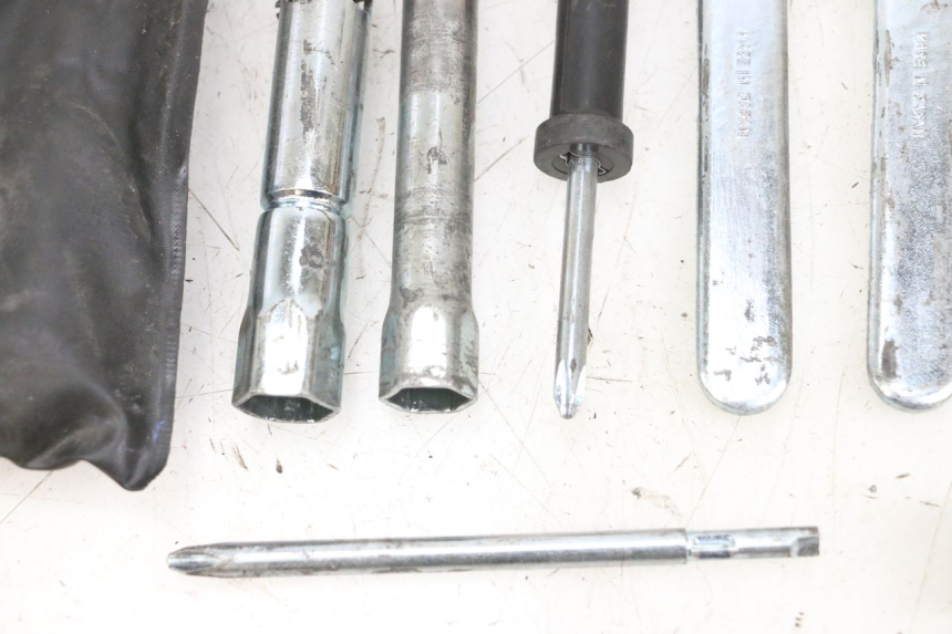 photo de TROUSSE A OUTILS SUZUKI DL V STROM 1000 (2002 - 2007) - Marquages et références