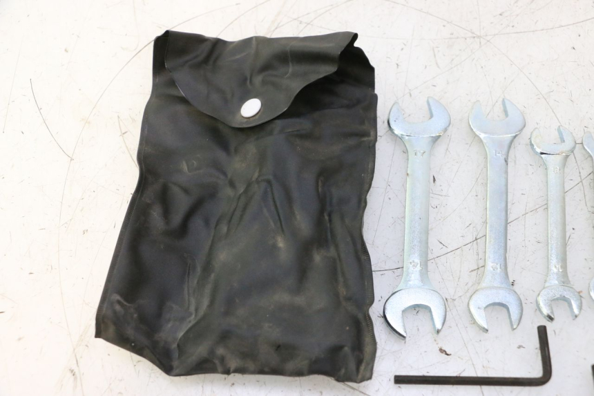 photo de TROUSSE A OUTILS YAMAHA FJR 1300 (2001 - 2005) - Gros plan technique