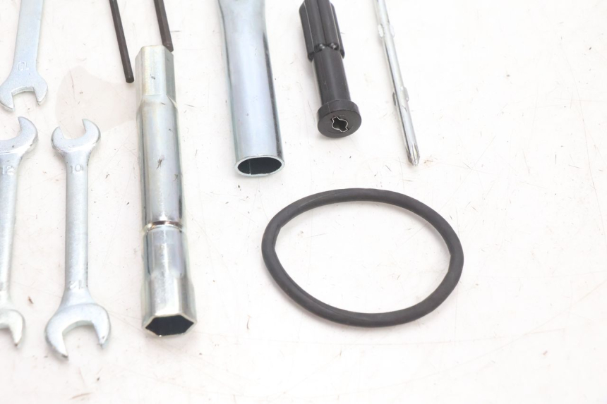 photo de TROUSSE A OUTILS YAMAHA FZ8 800 (2010 - 2016) - Autre angle de vue