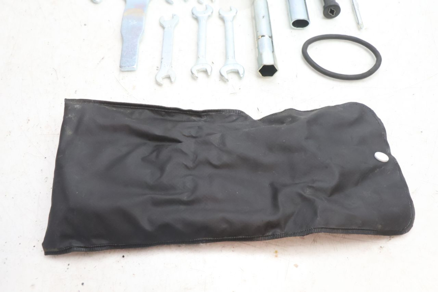 photo de TROUSSE A OUTILS YAMAHA FZ8 800 (2010 - 2016) - Points de fixation