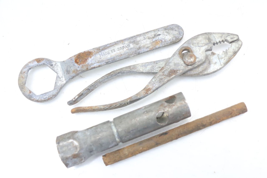 photo de TROUSSE A OUTILS SUZUKI GN 125 (1997 - 2000)