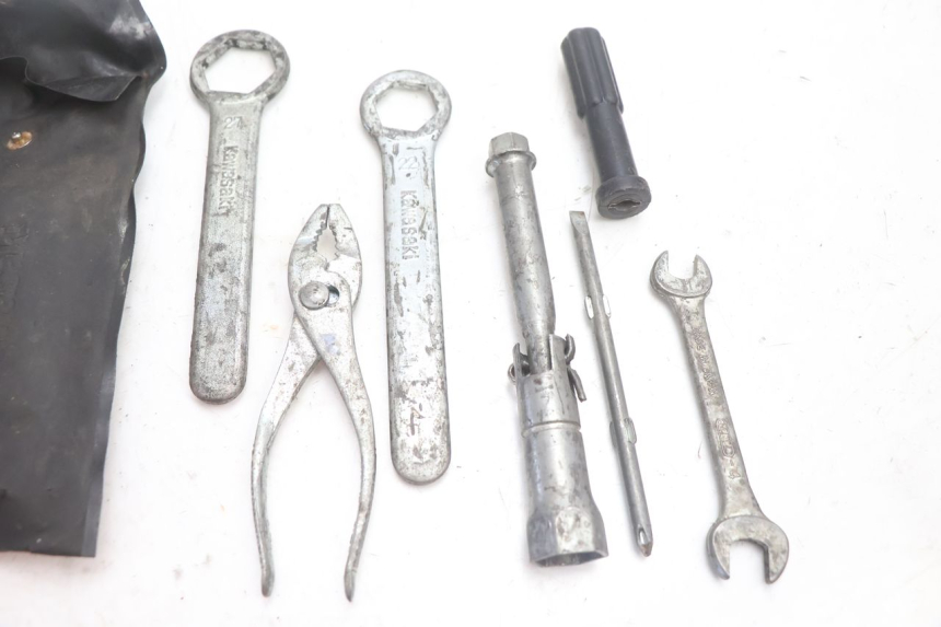 photo de TROUSSE A OUTILS KAWASAKI GPX F ZX750F 750 (1986 - 1990) - Détail de la pièce