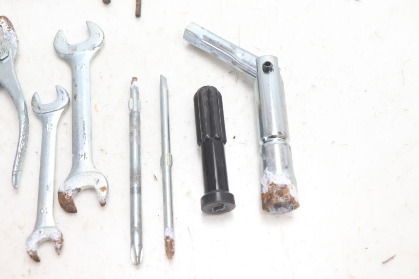 photo de TROUSSE A OUTILS SUZUKI GSR 600 (2005 - 2012) - Gros plan technique