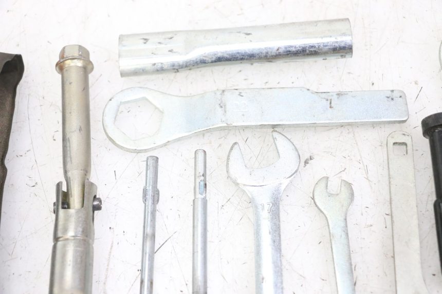 photo de TROUSSE A OUTILS KAWASAKI ZR7 ZR-7 S 750 (1999 - 2004)