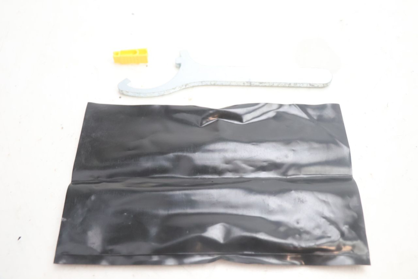 photo de TROUSSE A OUTILS PIAGGIO MP3 HPE 530 (2022 - 2026) - Autre angle de vue