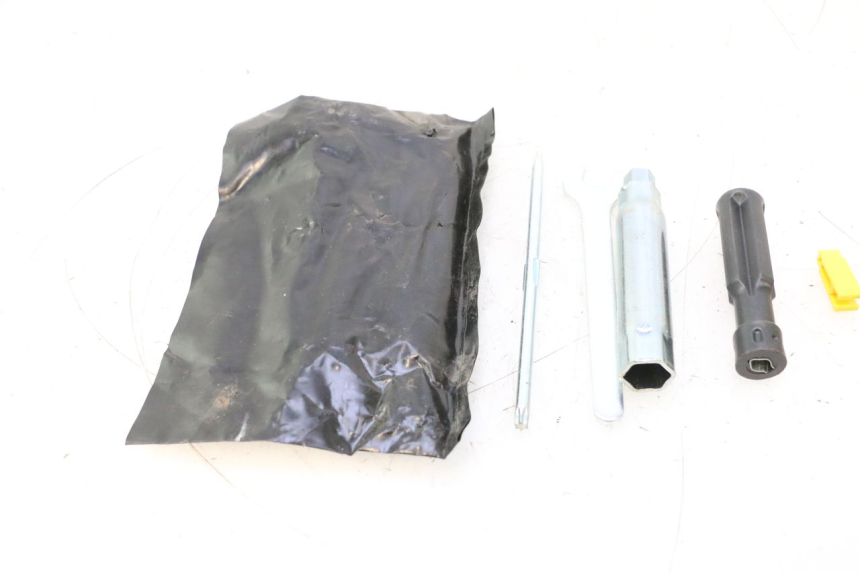 photo de TROUSSE A OUTILS PIAGGIO MP3 LT 400 (2007 - 2012) - Gros plan technique