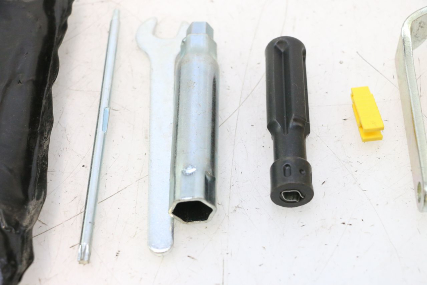 photo de TROUSSE A OUTILS PIAGGIO MP3 LT 400 (2007 - 2012) - Points de fixation