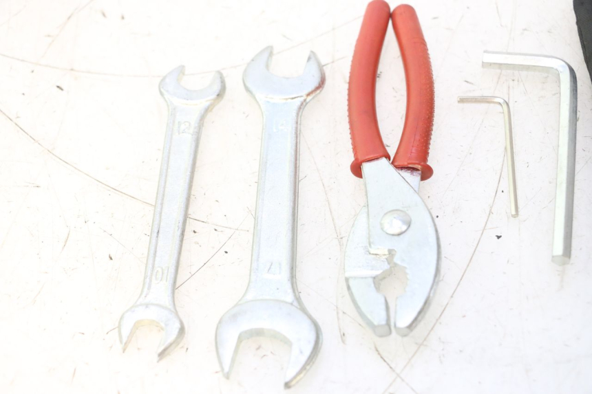 photo de TROUSSE A OUTILS KYMCO LIKE 4T 50 (2019 - 2025) - Gros plan technique