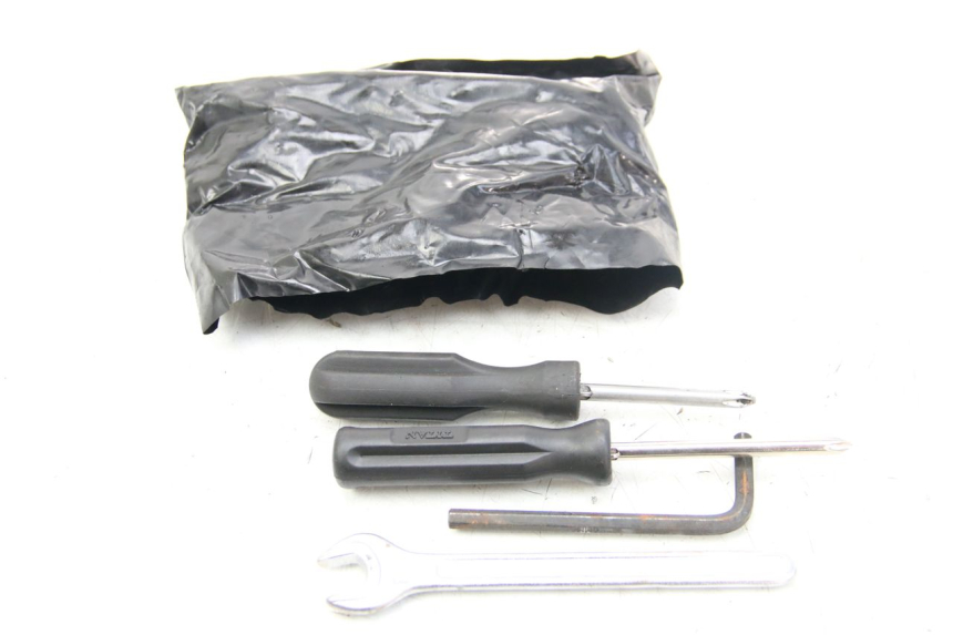 photo de TROUSSE A OUTILS PIAGGIO VESPA GRANTURISMO 125 (2003 - 2007)