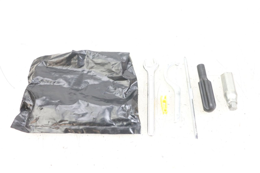 photo de TROUSSE A OUTILS PIAGGIO X8 125 (2004 - 2007)