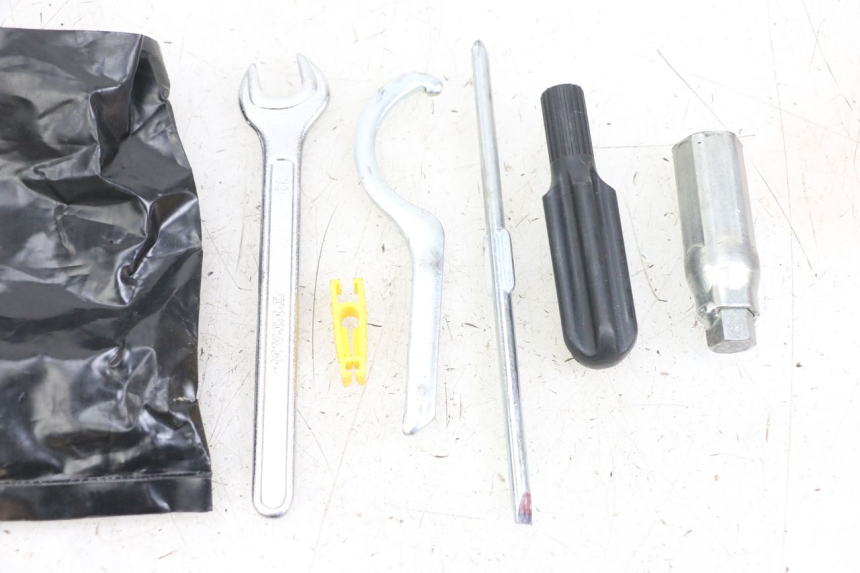 photo de TROUSSE A OUTILS PIAGGIO X8 125 (2004 - 2007)