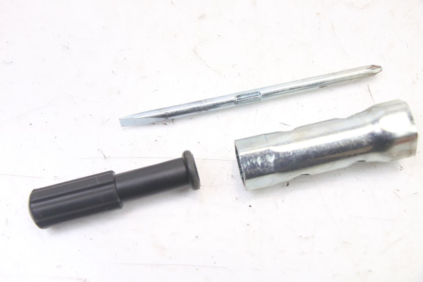 photo de TROUSSE A OUTILS PIAGGIO ZIP 2T 50 (2009 - 2019)
