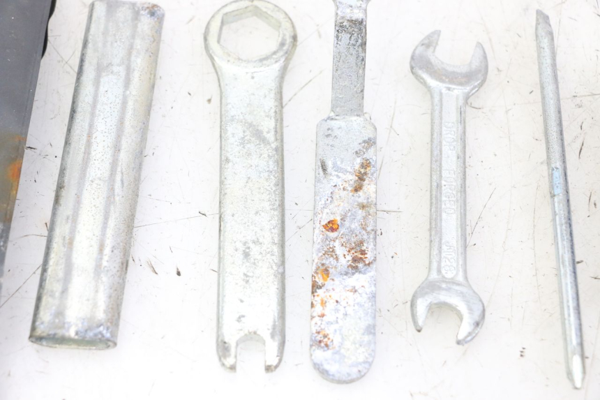 photo de TROUSSE A OUTILS HONDA SCV LEAD 100 (2003 - 2007)