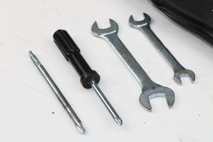 photo de TROUSSE A OUTILS SUZUKI AN BURGMAN 400 (1999 - 2005)