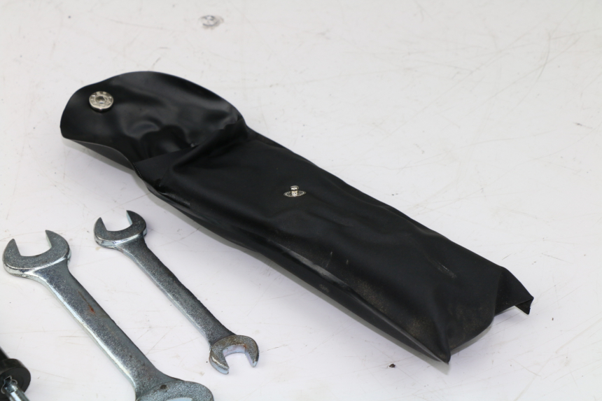 photo de TROUSSE A OUTILS SUZUKI AN BURGMAN 400 (1999 - 2005)