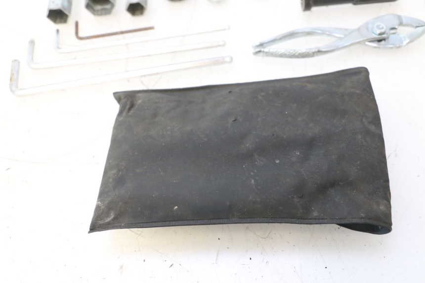 photo de TROUSSE A OUTILS SUZUKI SV S 650 (2003 - 2009) - Gros plan technique