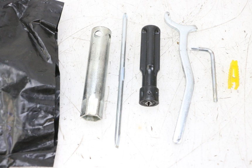 photo de TROUSSE A OUTILS PIAGGIO VESPA GTS SUPER IE 125 (2009 - 2016) - Autre angle de vue