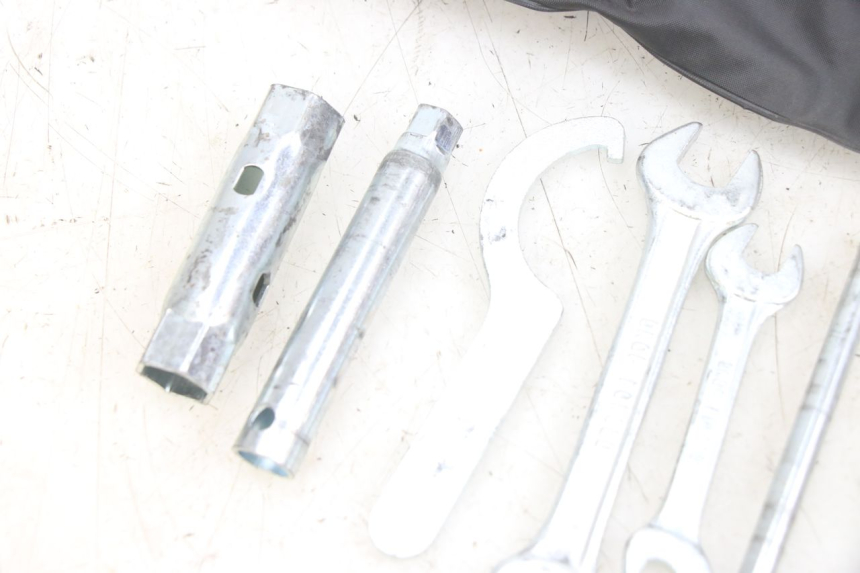 photo de TROUSSE A OUTILS YAMAHA X-MAX XMAX 250 (2006 - 2009)