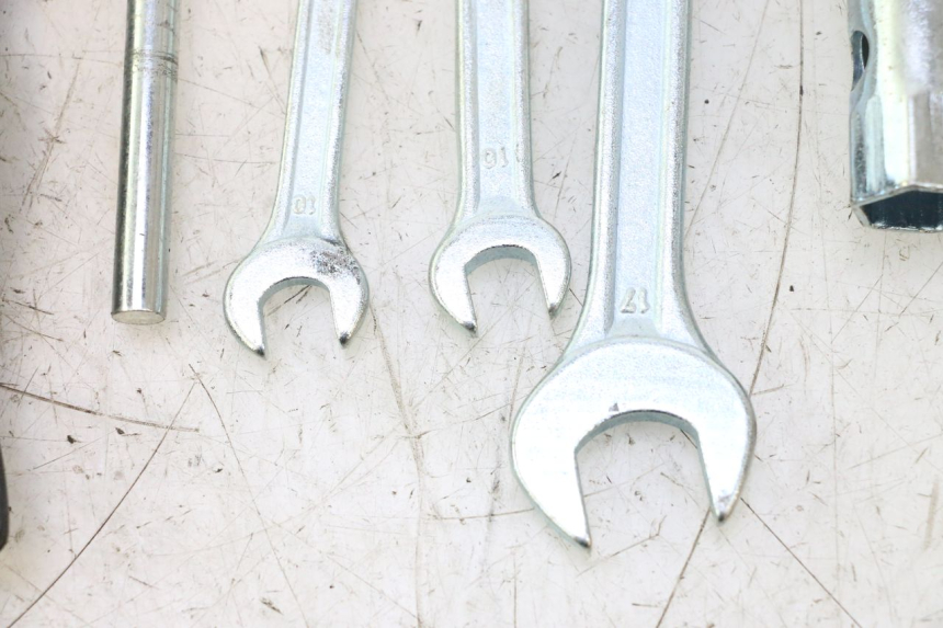 photo de TROUSSE A OUTILS YAMAHA XMAX X-MAX 125 (2006 - 2009) - Points de fixation