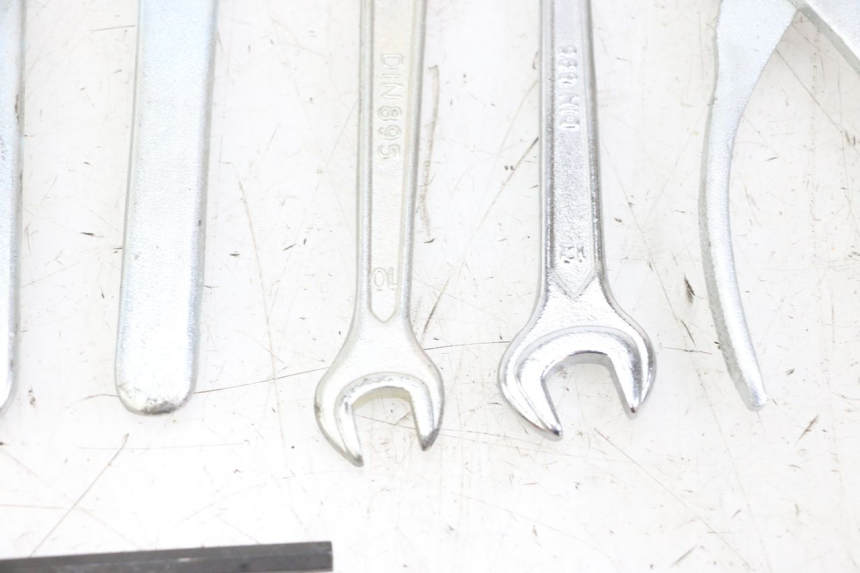 photo de TROUSSE A OUTILS HONDA XLV VARADERO 125 (2000 - 2006)