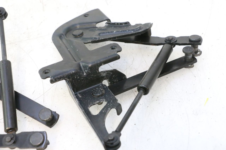 photo de VERIN COFFRE PEUGEOT SATELIS 125 (2013 - 2018) - Autre angle de vue