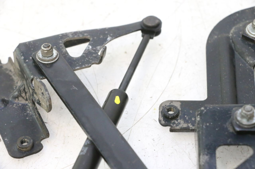 photo de VERIN COFFRE PEUGEOT SATELIS 125 (2013 - 2018) - État de surface