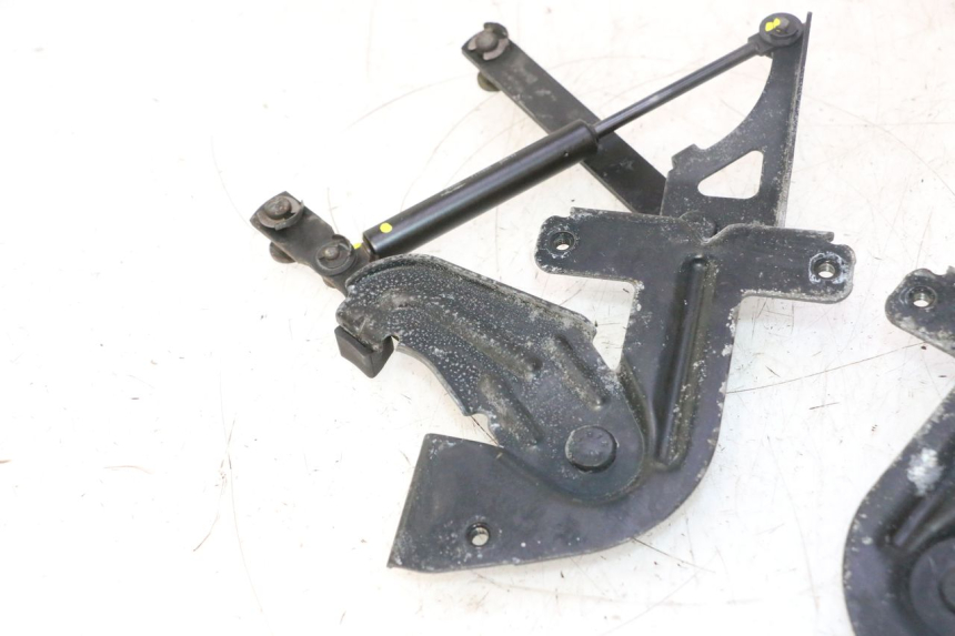 photo de VERIN COFFRE PEUGEOT SATELIS 125 (2006 - 2009) - Zoom état d’usage