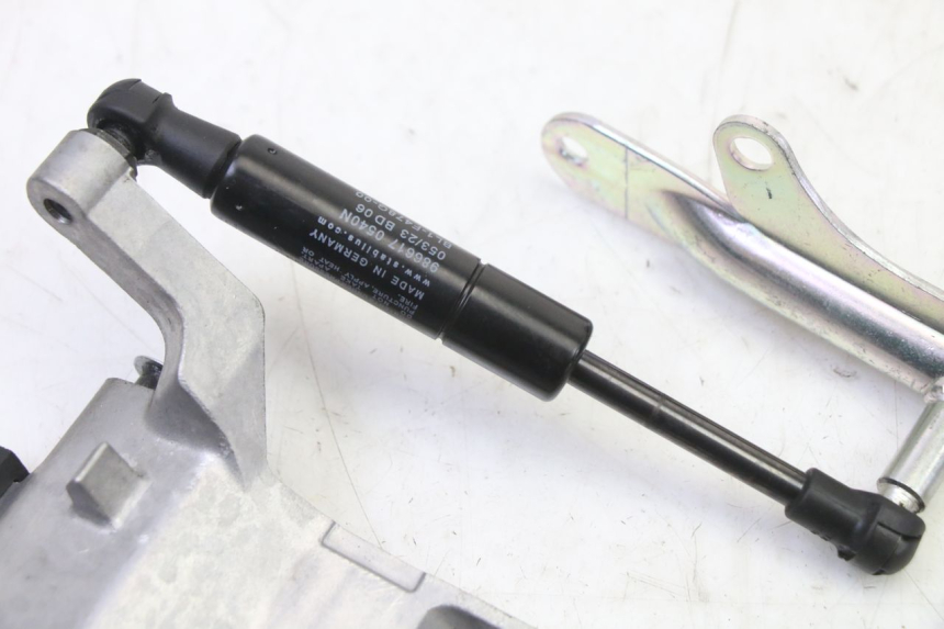 photo de VERIN COFFRE YAMAHA XMAX X-MAX 125 (2021 - 2025) - Zoom état d’usage